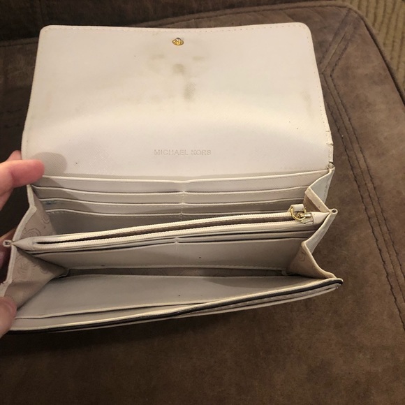 Michael Kors cream wallet - Picture 3 of 4